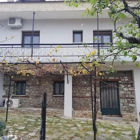 Παραδοσιακο σπιτι με εσωτερικο τζακι *